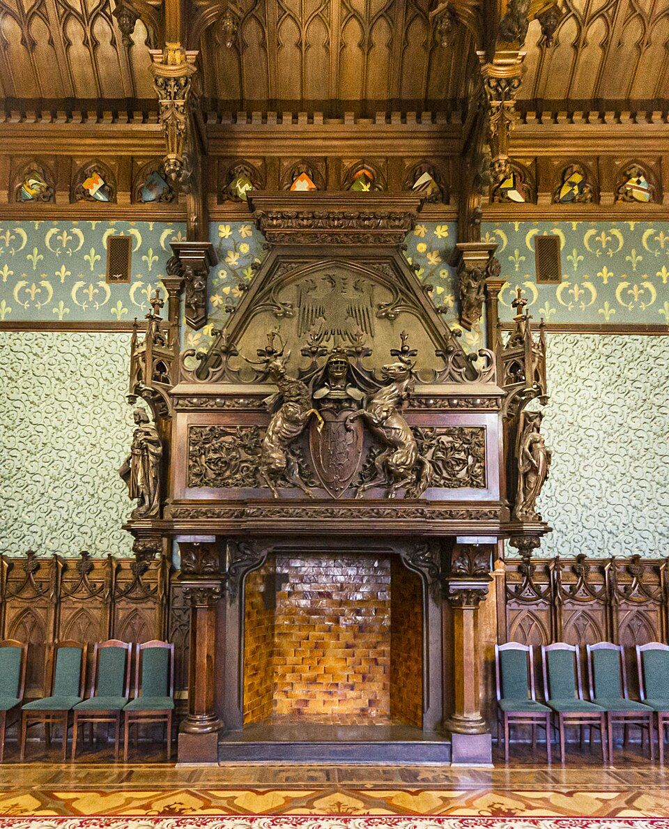 Камин в столовой