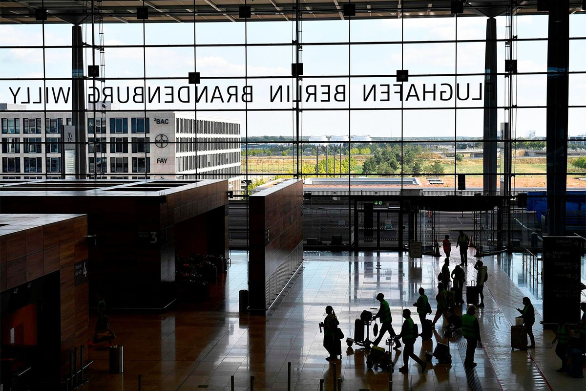 Первые пассажиры «Flughafen Berlin Brandenburg» следуют на посадку