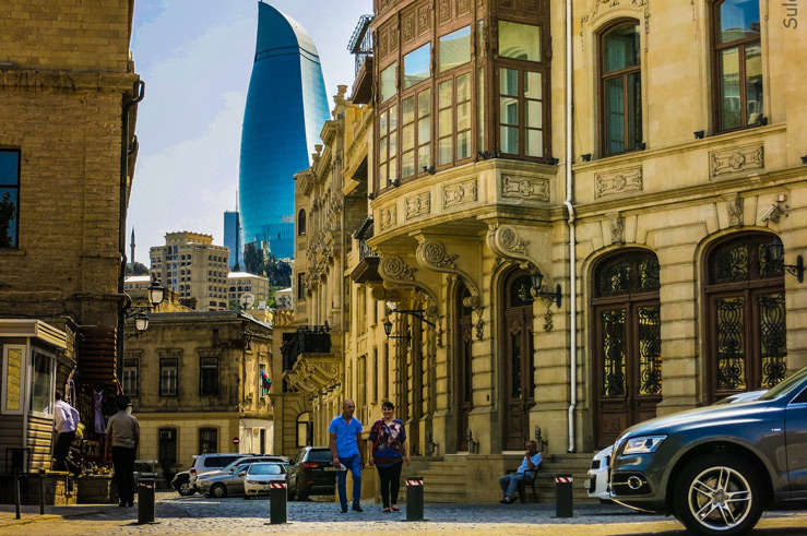 Вид на современный Баку из Старого города