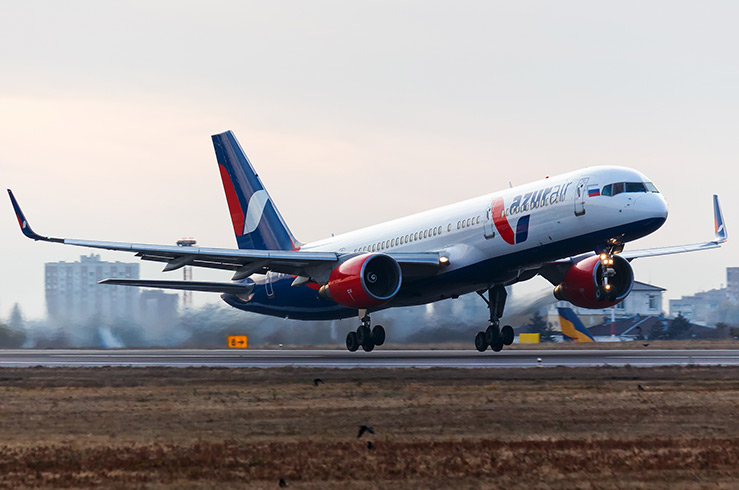 Пассажирам Azur Air, ожидавшим задержанный рейс 13 часов, пришлось самостоятельно оплачивать отель