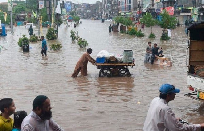 В результате сильных наводнений и оползней в Южной Азии десятки тысяч людей остались без крова