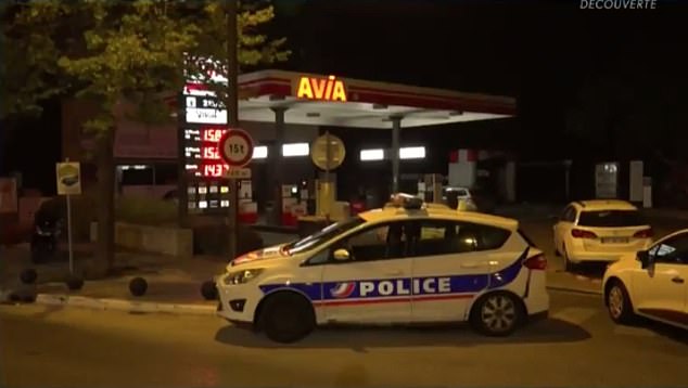 Несколько пуль попали в спину женщины, когда супружеская пара ехала на скутере