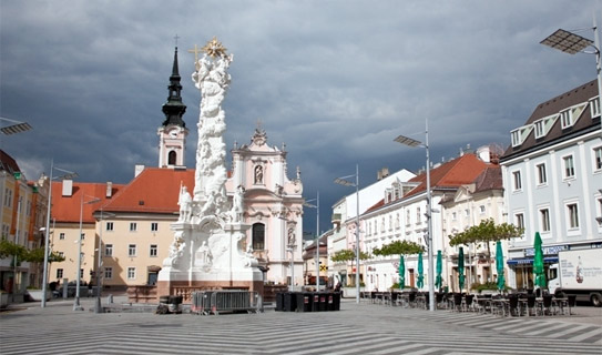 Ратушная площадь (Rathausplatz) в Санкт-Пёльтене 