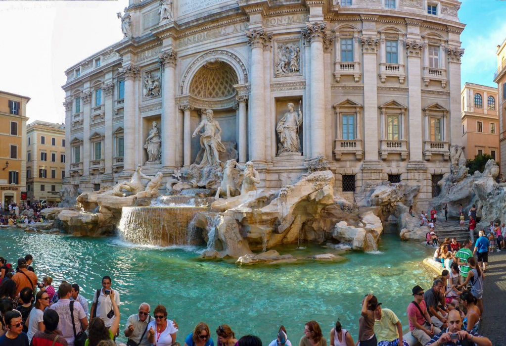 Доступ к итальянскому фонтану Треви был ограничен, и полицейские самостоятельно докидывали монетки путешественников в фонтан