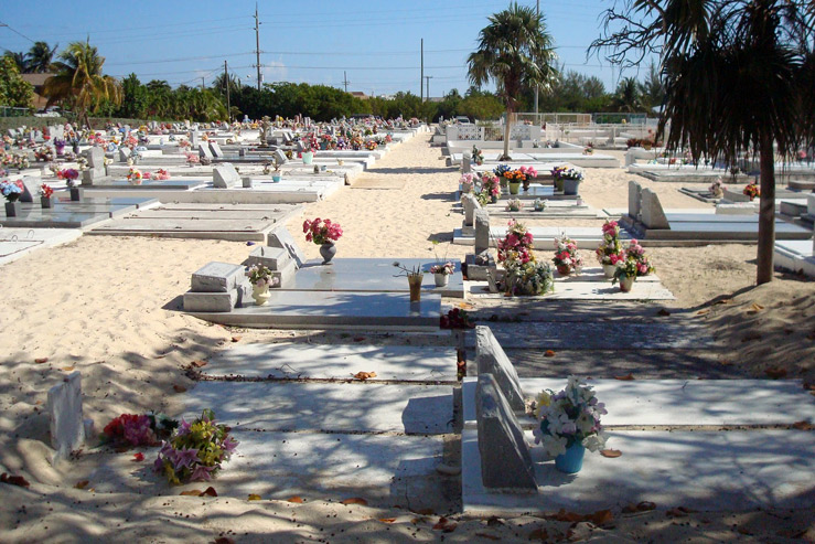 Пляж-кладбище на Большом Каймане