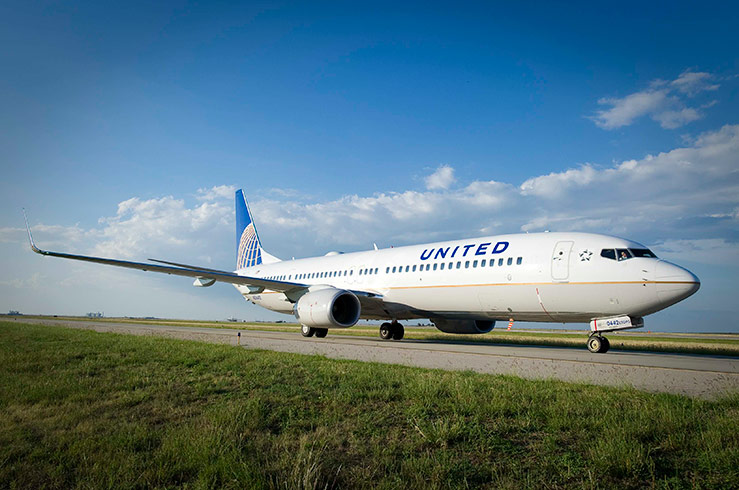 Авиакомпания United Airlines отказала в перелёте паре, летевшей на собственную свадьбу