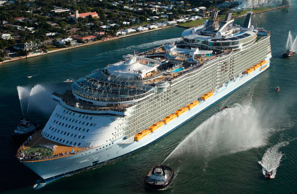 Круизный лайнер Oasis of the Seas компании Royal Caribbean