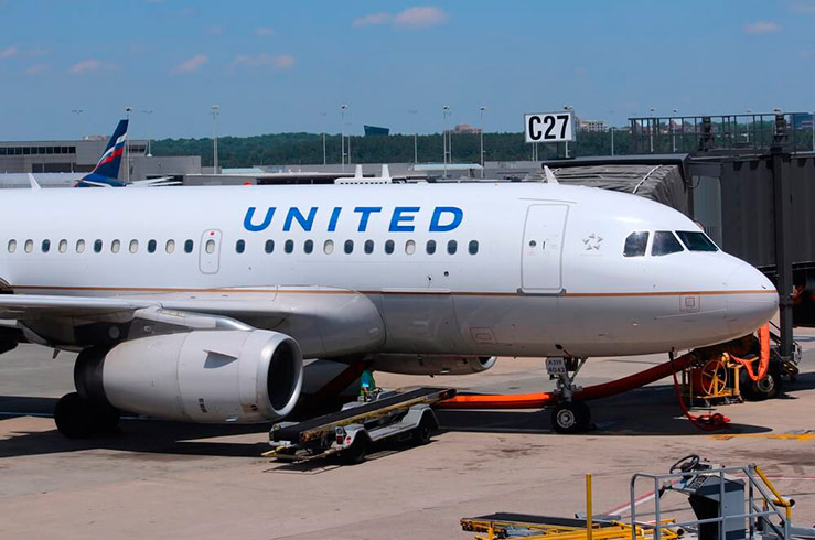 United Airlines выплатит по 10 тысяч долларов отказавшимся от полёта пассажирам