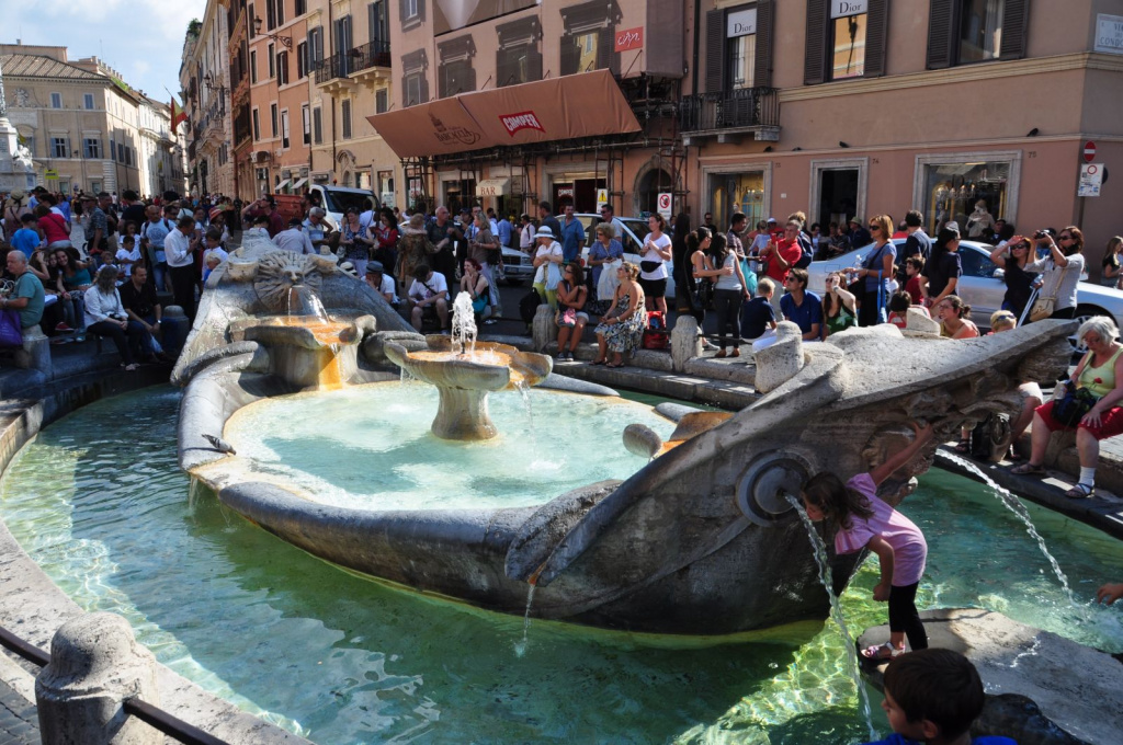 Фонтан Баркачча (Fontana della Barcaccia) называют «лодочкой»