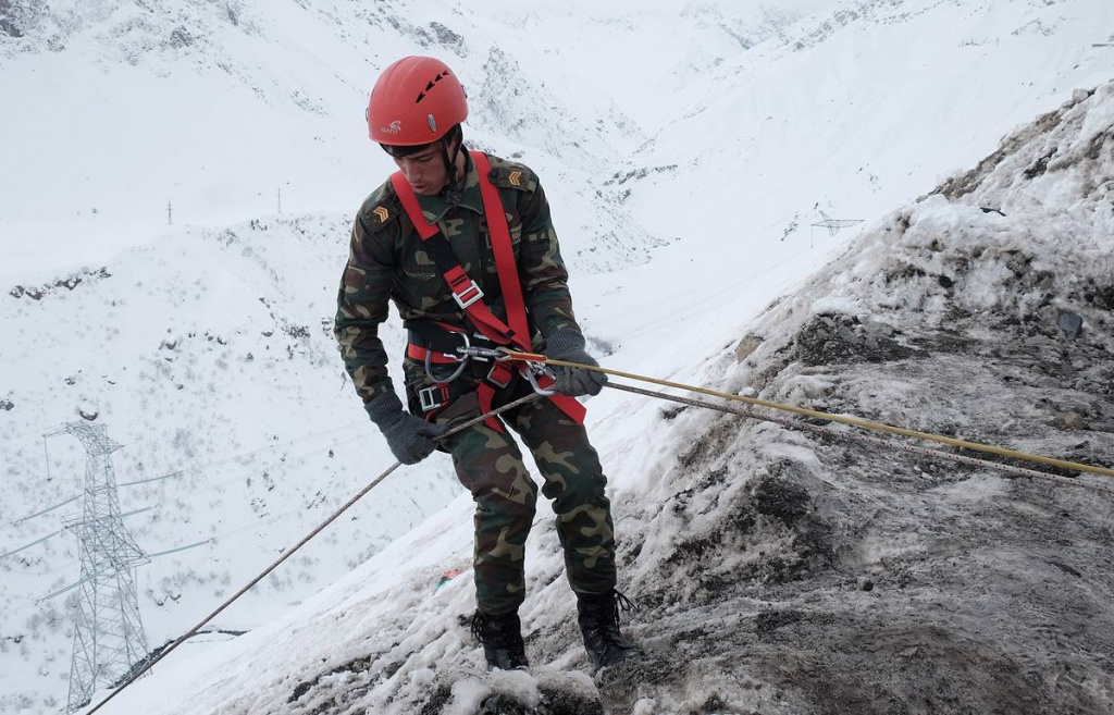 Тело мужчины до приезда спасателей обнаружили добровольцы при сходе лавины