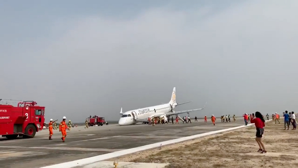 Embraer ERJ-190LR, заходя на посадку после соприкосновения с ВПП, начал крениться вперёд и искриться
