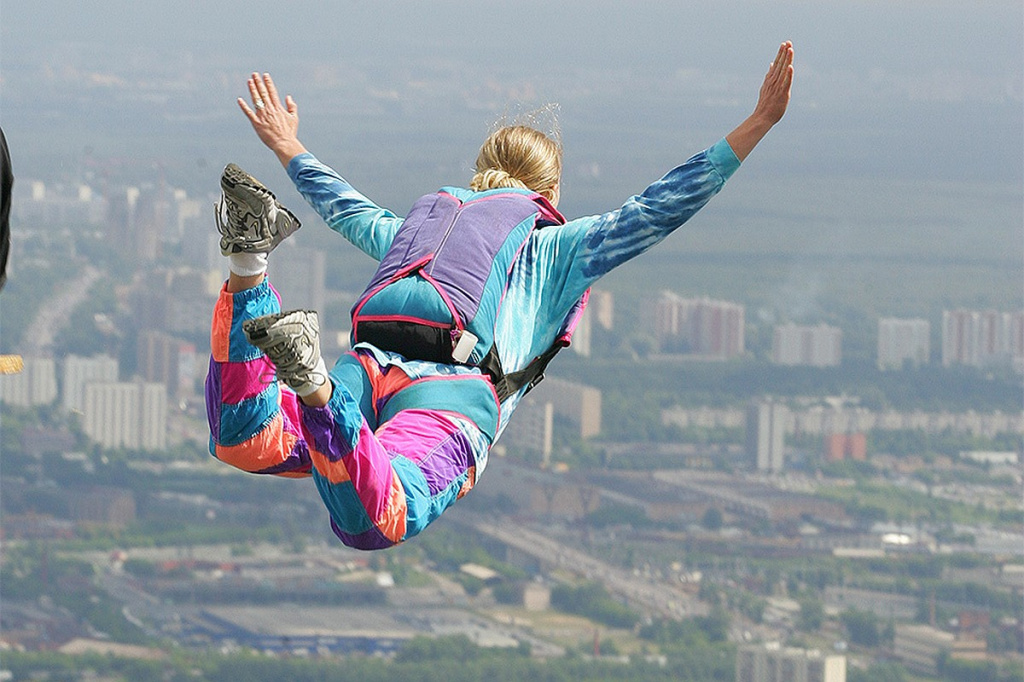 Air большой прыжок. В прыжке. Девушка с парашютом. Прыжок с высотки. Прыжок с парашютом девушка.