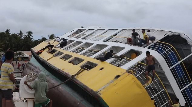 С опрокинутого на бок судна, пришвартовавшегося в порту, спасли 149 пассажиров и 18 членов экипажа