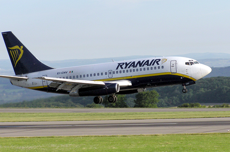 Ребенка ударили бутылкой в ходе массовой драки в самолете Ryanair