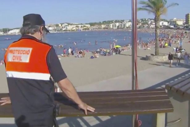 Спасатели увидели в воде тело ребёнка и бросились его спасать