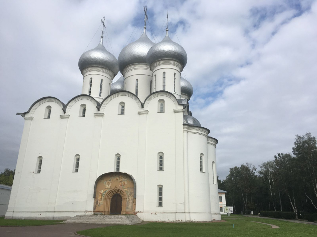 Есть здесь и свой Кремль с высокой колокольней, и соборная площадь