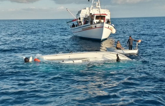 В акватории Чёрного моря Краснодарского края перевернулся прогулочный катер с 55 человек на борту