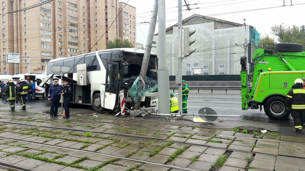 Туристический автобус въехал в мачту городского освещения, у всех пострадавших ушибы и ссадины