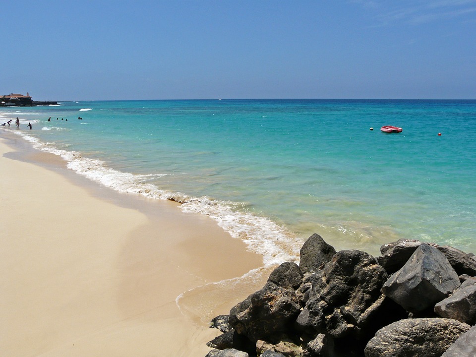 В Кабо-Верде ежегодно приезжают сотни тысяч европейских туристов за пляжным отдыхом
