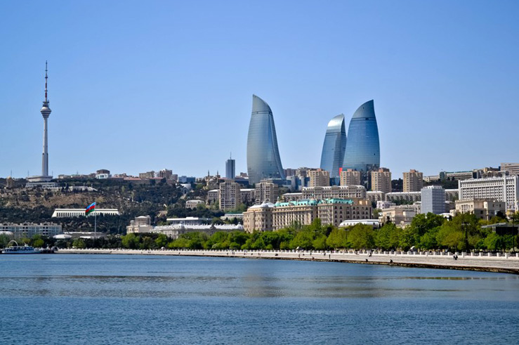 Три Пламенные башни и набережная Баку