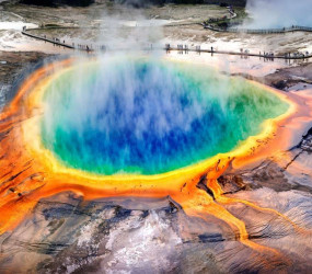 Психоделическая игра цвета в американском парке Йеллоустоун