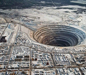 Гигантский алмазный карьер в городе Мирный. Фото и видео