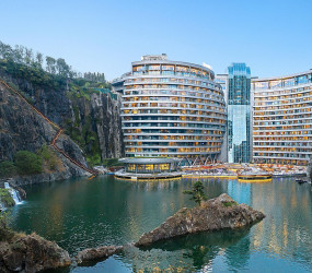 Как Китаю удалось построить первый в мире отель в карьере