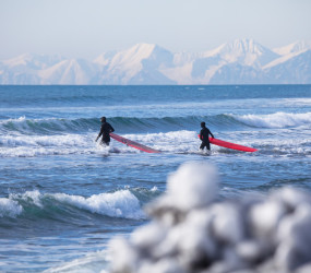 Лови волну: где покататься на серфинге в России