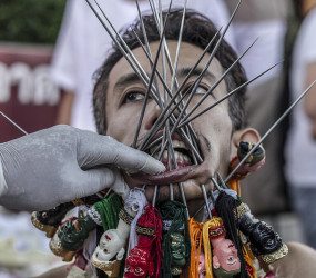 Шокирующая Азия: Фестиваль Вегетарианцев в Таиланде