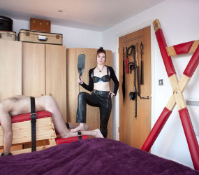 Проект "Зеркала и Окна": взгляд в спальню девушек