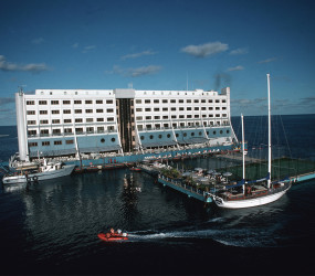 Как первый в мире плавучий отель превратился в ветхую развалину