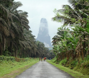 Пик Кан-Гранде – игловидная вулканическая вершина у берегов Африки