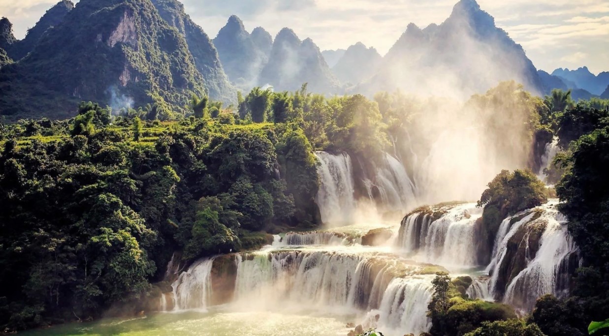Водопад Дэтянь расположен на китайско-вьетнамской границе
