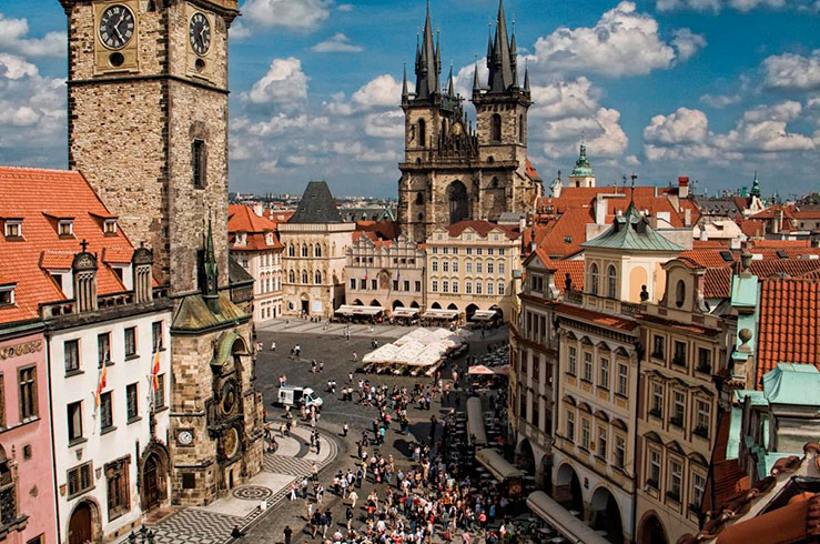 Старе место неизменно привлекает толпы туристов Старе место неизменно привлекает толпы туристов