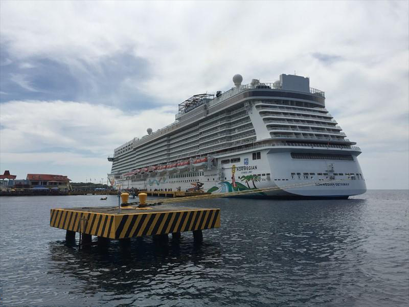 Круизный лайнер компании Norwegian Cruise Line Круизный лайнер компании Norwegian Cruise Line