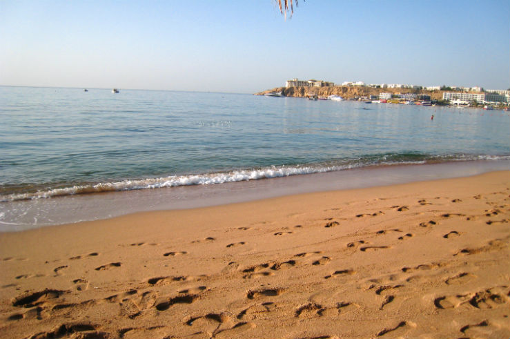 Пляж отеля Hilton Fayrouz Пляж отеля Hilton Fayrouz