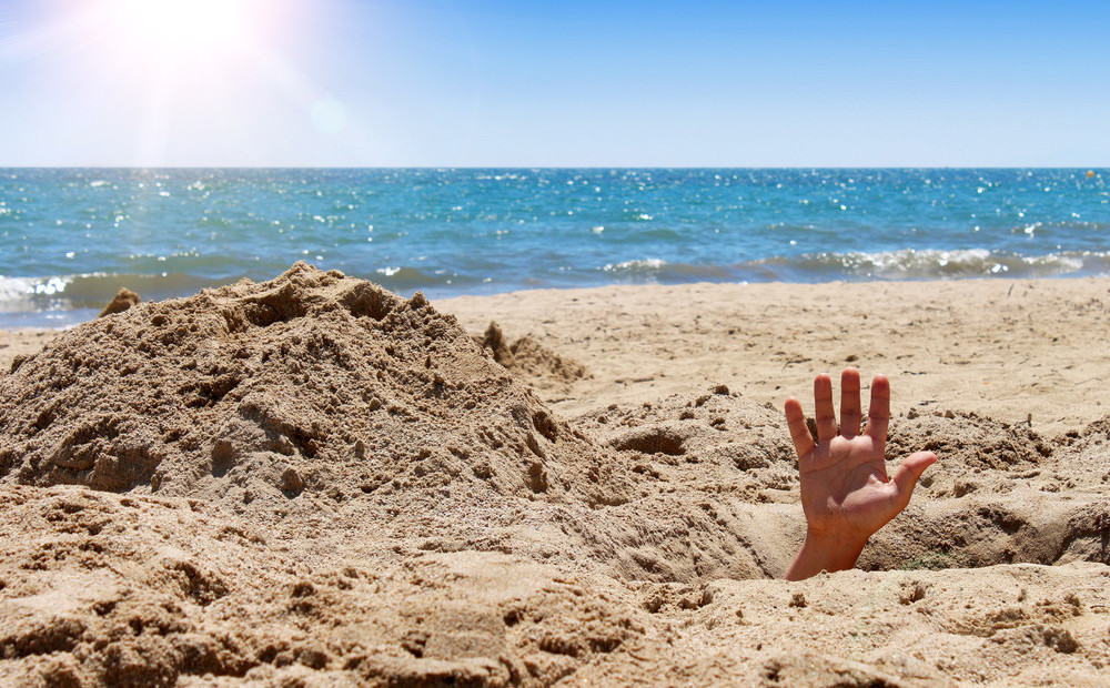 Турист утонул в собственноручно выкопанной на пляже яме Турист утонул в собственноручно выкопанной на пляже яме